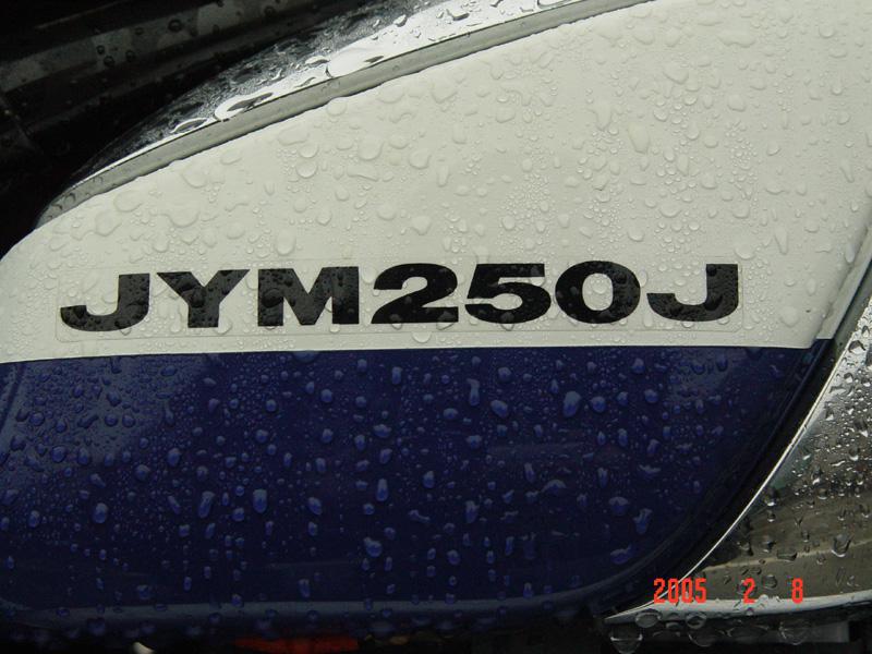 屹立在雨中崭新的警用摩托  YAMAHA