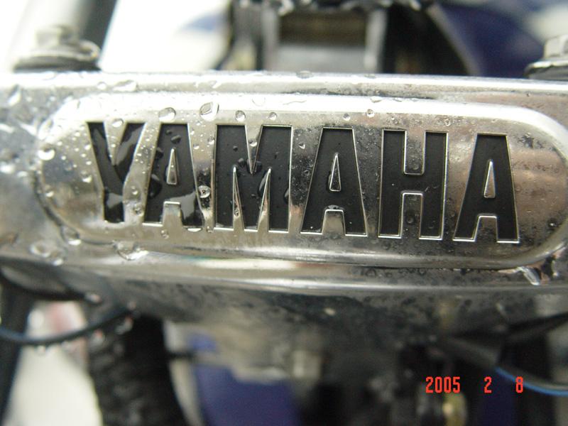 屹立在雨中崭新的警用摩托  YAMAHA