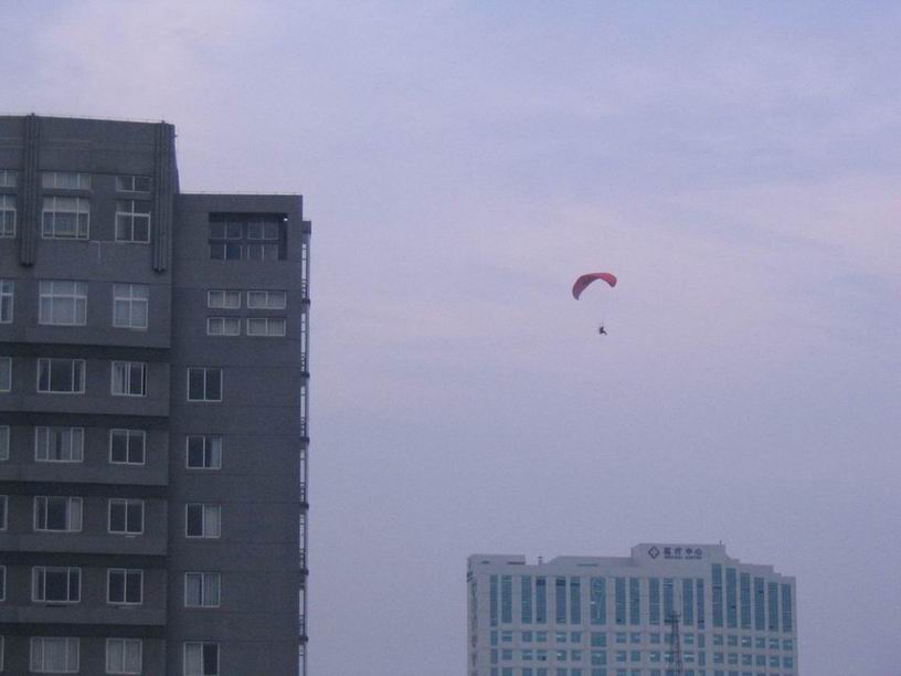 今日傍晚有3架动力伞在李惠利医院上空飞翔