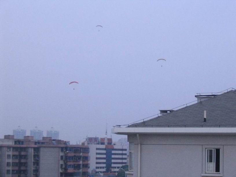 今日傍晚有3架动力伞在李惠利医院上空飞翔