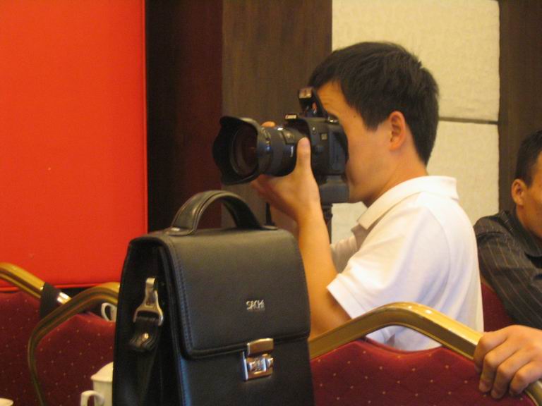 大家把2006年业余无线电管理会议照片发上来吧