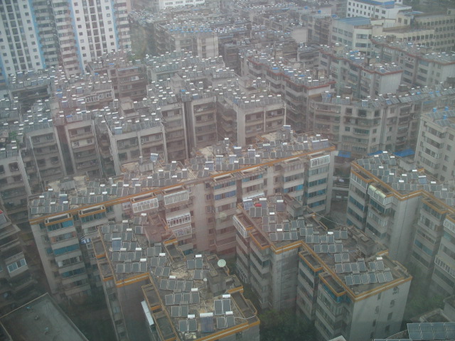 昆明住宅楼顶的太阳能热水器
