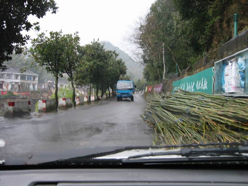 到达柏坑 雨点密集 挡风玻璃模糊一片