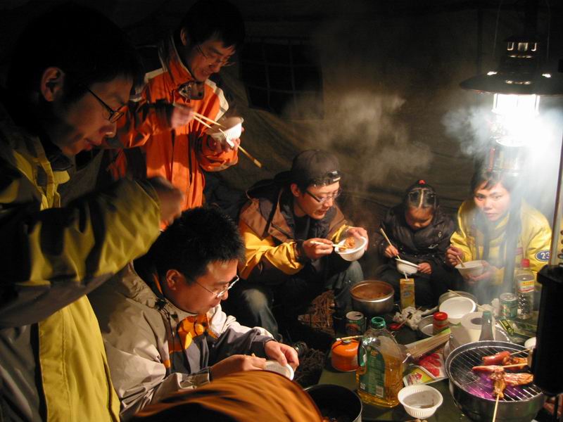 在汽灯下 烧烤开吃