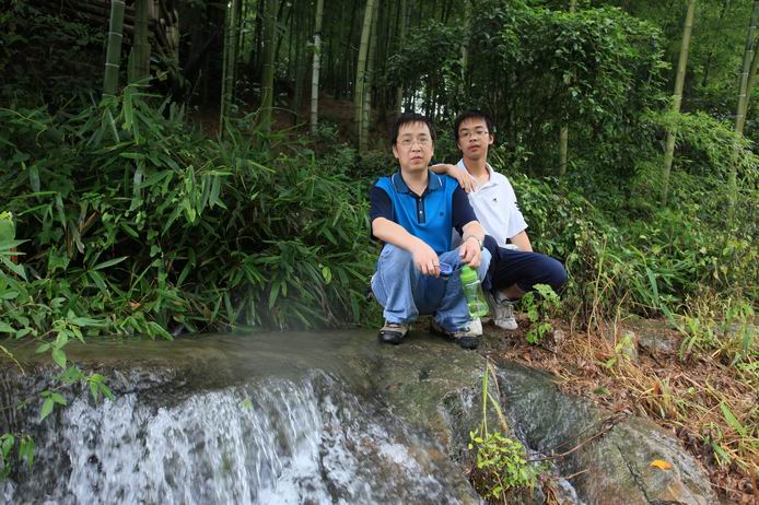 清泉边上留个影.JPG
