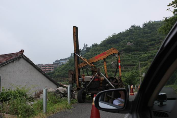 路旁的栏杆打桩机.JPG