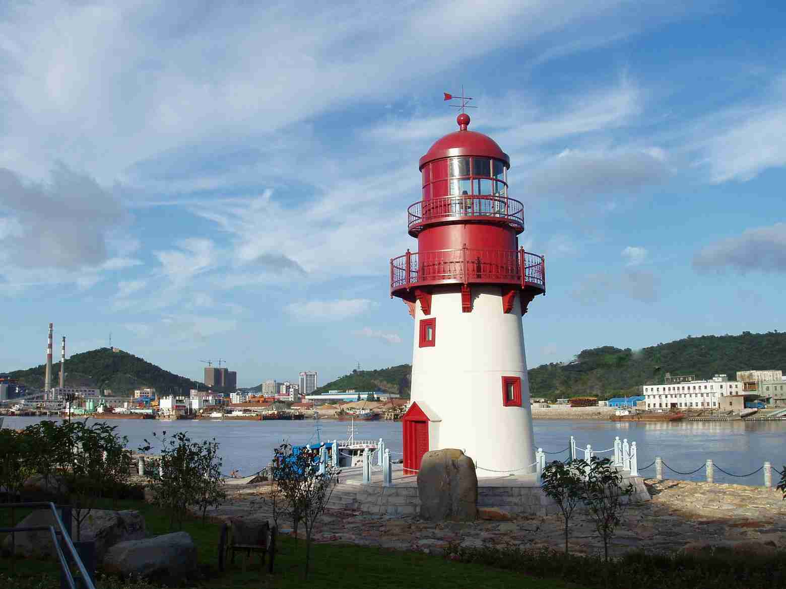 沿江景观带的景观灯塔